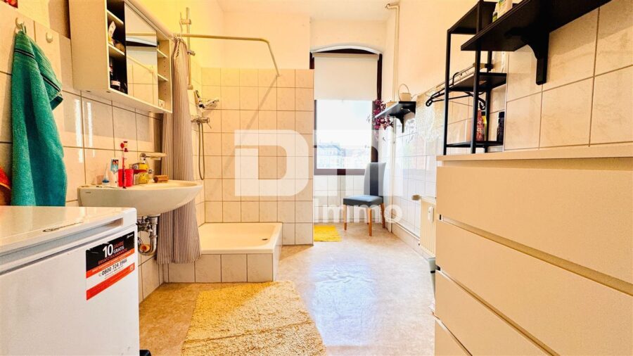 Gründerzeitliches Mehrfamilienhaus mit 8 bis 9 Wohneinheiten, Innenhof + Nebengebäude - WE 3.OG Badezimmer / Dusche
